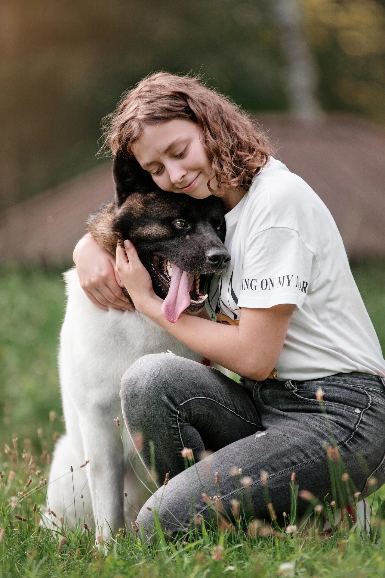 Frau umarmt Hund